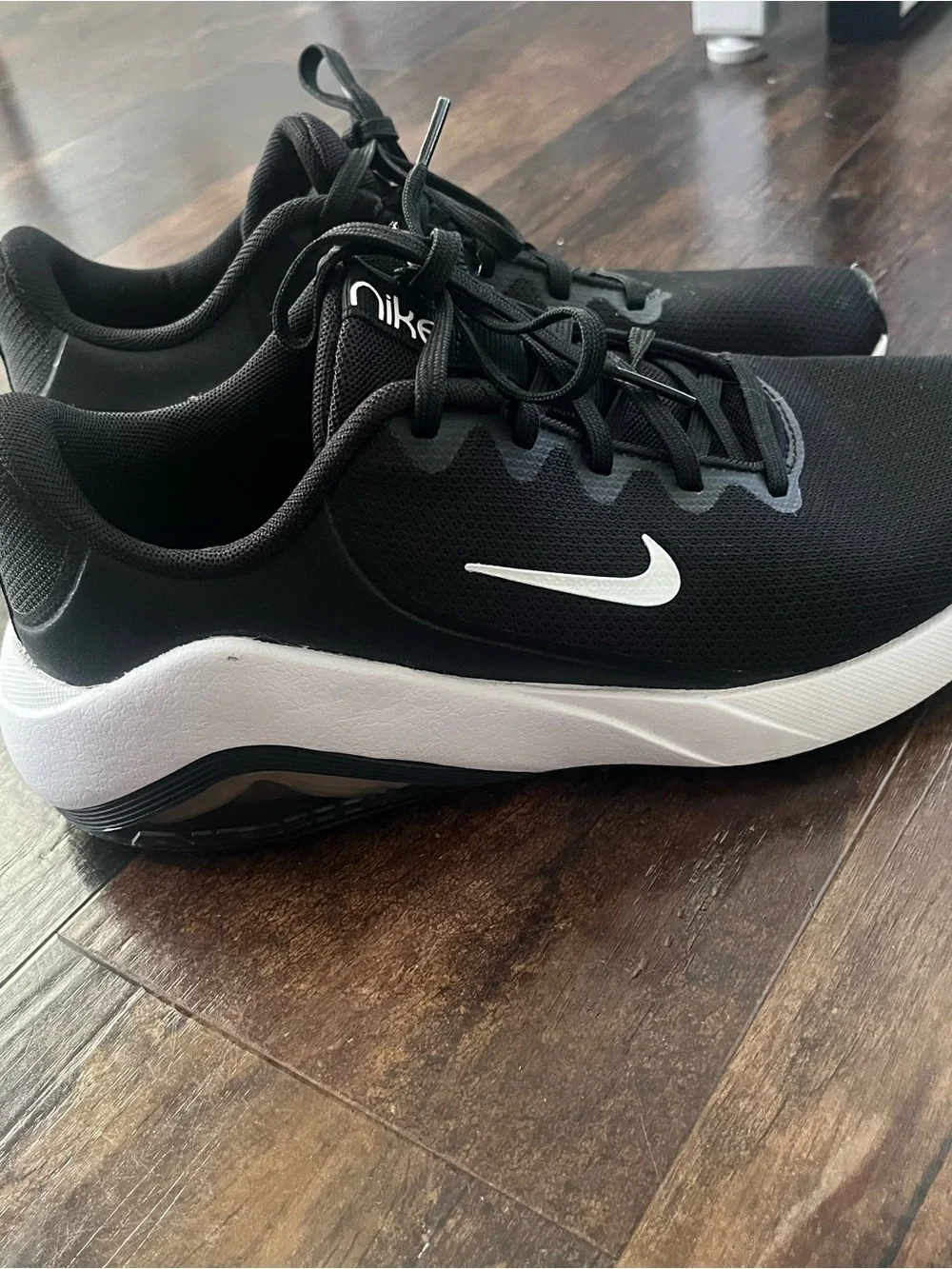 Nike Size 8 Black & White Bella 7 Sneakers
